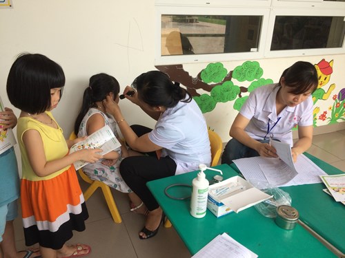 Trường Mầm non Ngọc Thụy tổ chức khám sức khỏe lần 1 năm học 2016 – 2017  cho học sinh.